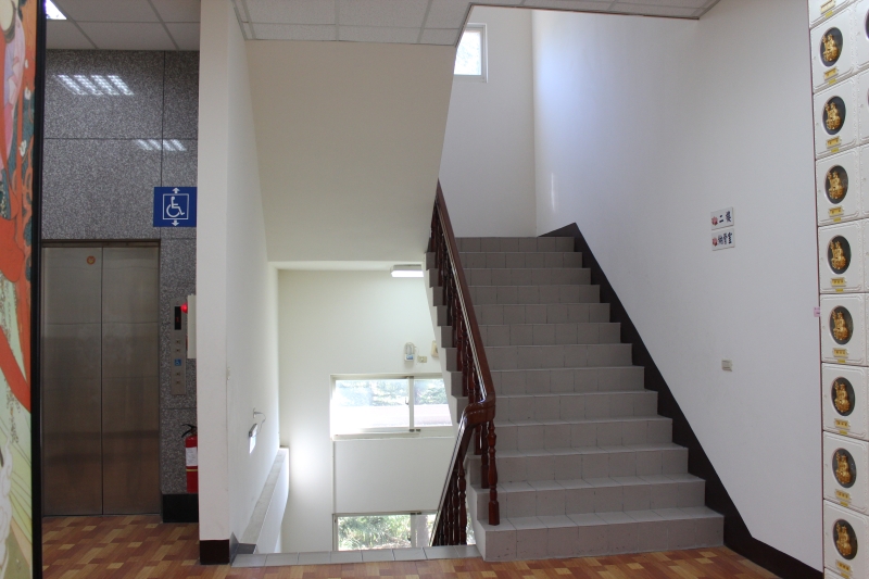 圖片：東興公墓納骨塔（二號宅地）-無障礙電梯與樓梯間