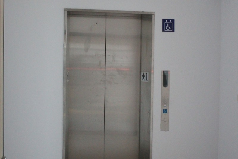 圖片：第五(梅芳)公墓暨納骨塔（懷恩堂及梅陵園）-無障礙電梯