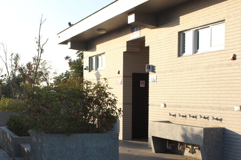 圖片：第五(梅芳)公墓暨納骨塔（懷恩堂及梅陵園）-公共廁所