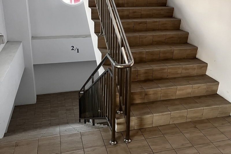 圖片：第五(梅芳)公墓暨納骨塔（懷恩堂及梅陵園）-樓梯間