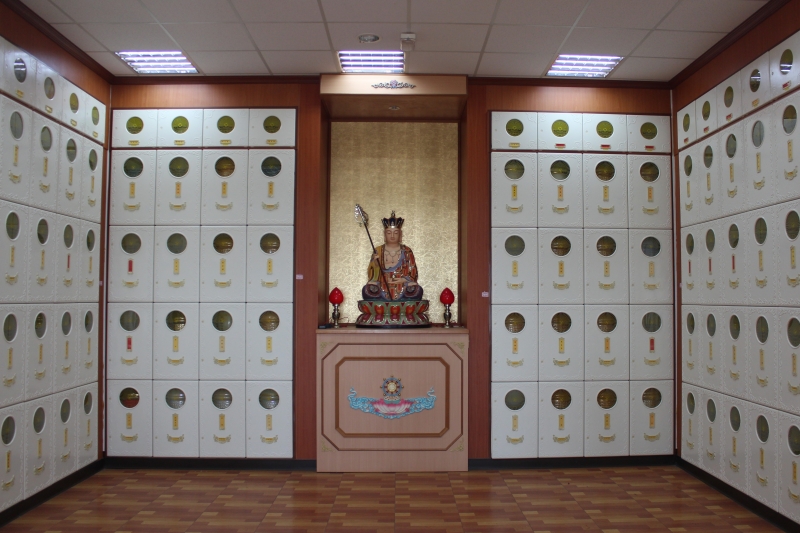 圖片：東興公墓納骨塔（二號宅地）-佛龕與骨骸位